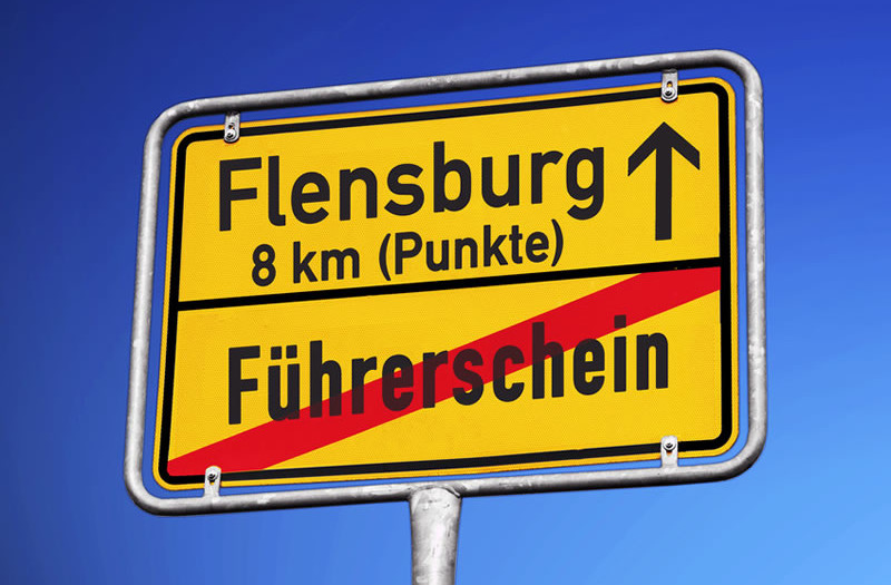 "Flensburg 8 Punkte" auf gelbem Schild mit durchgestrichenem F&uuml;hrerschein.